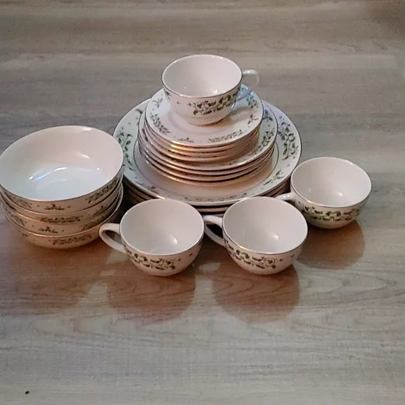 Gibson Dining Gibson Everyday Complete Holiday Dinner Set For